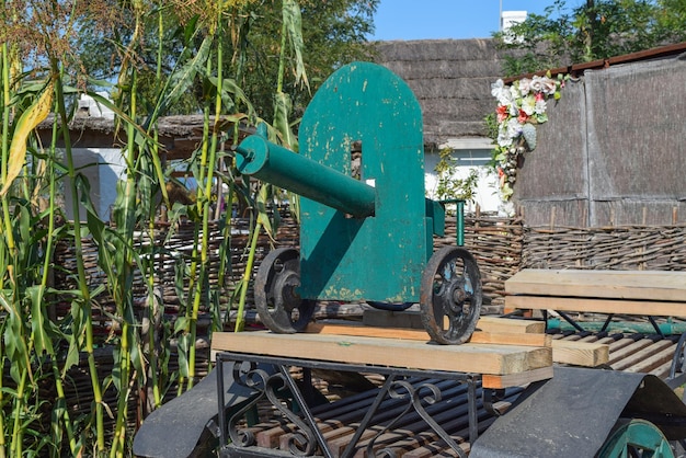 Une fausse arme ancienne verte sur un chariot Objets décoratifs