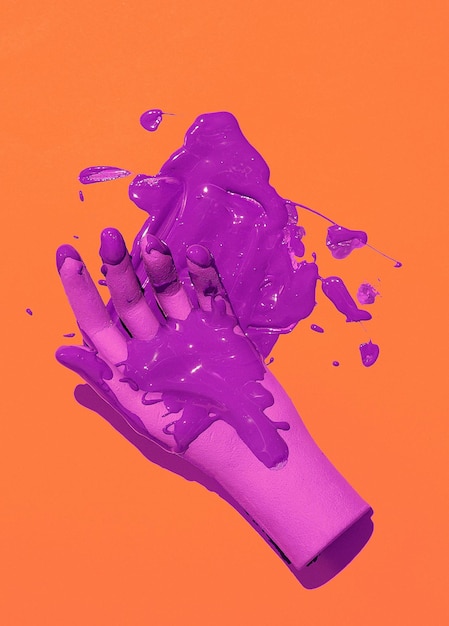 Fausse main et peinture violette sur fond orange Fond d'écran élégant et créatif minimaliste