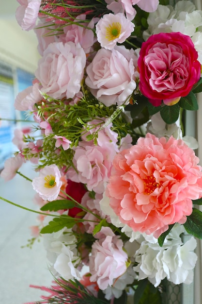 De fausses fleurs décorent l'intérieur d'un hôtel