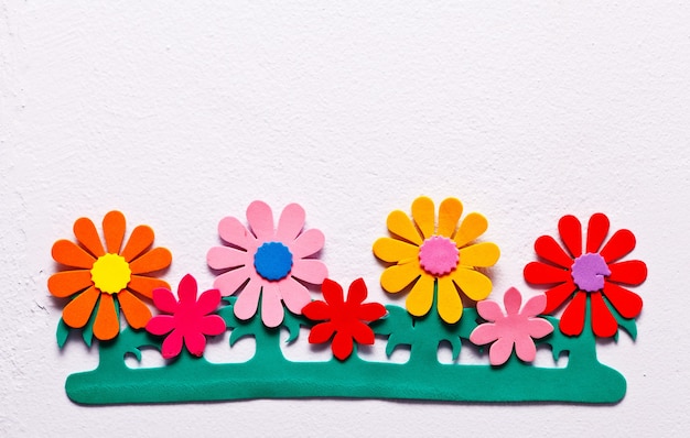 Fausses fleurs en mousse décorées sur mur en béton