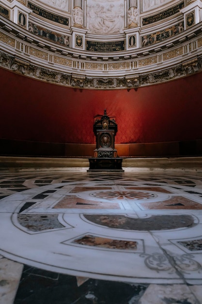 Fauteuil en acajou situé dans la salle capitulaire de la cathédrale de Séville