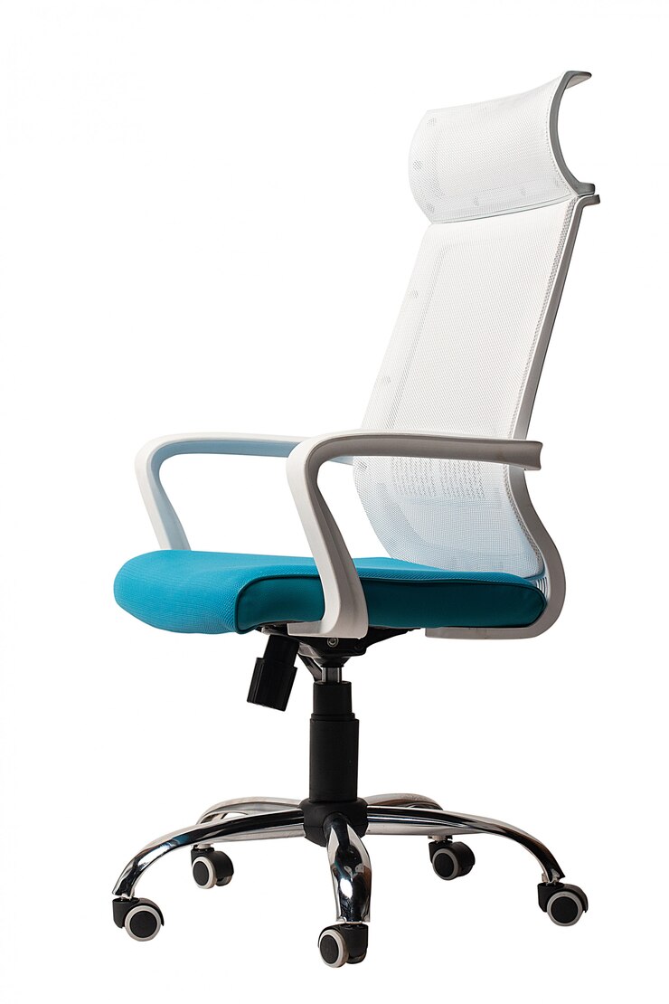 Fauteuil de bureau blanc isolé sur blanc