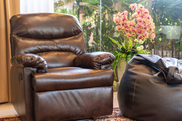 Photo fauteuil en cuir marron et fleurs