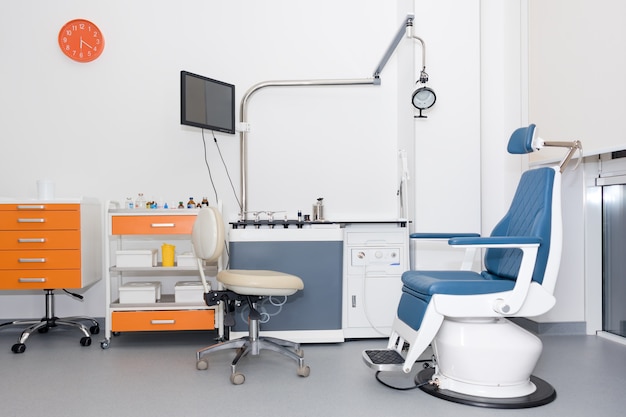 Fauteuil dentaire et autres accessoires utilisés par les dentistes