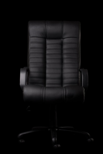 Fauteuil de direction en cuir noir sur fond noir