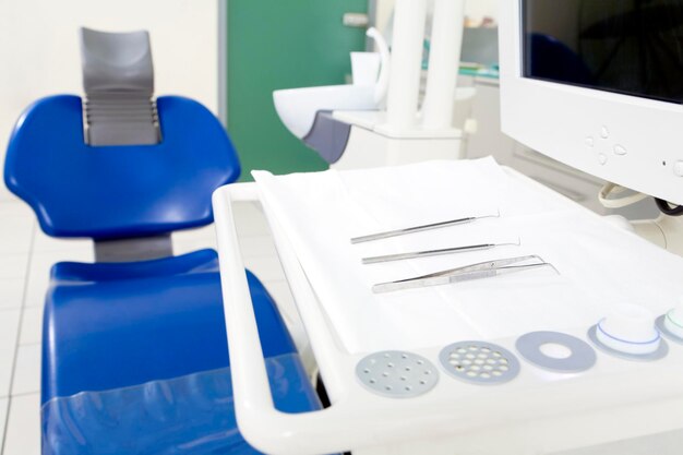 Photo le fauteuil du dentiste dans la salle d'examen