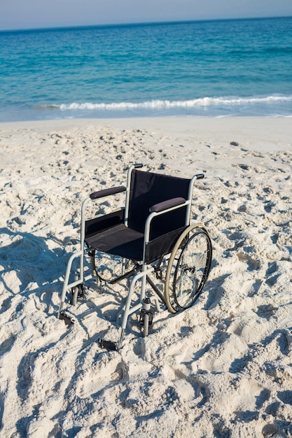 Fauteuil noir sur la plage