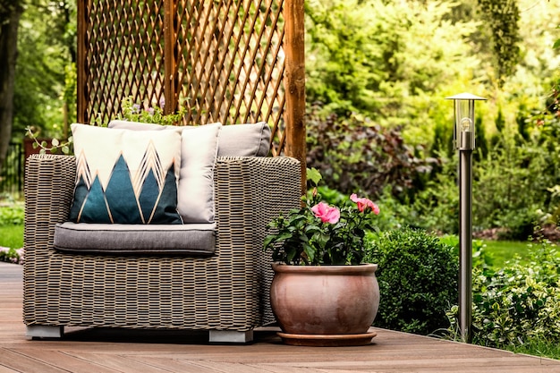 Fauteuil en rotin sur terrasse en bois