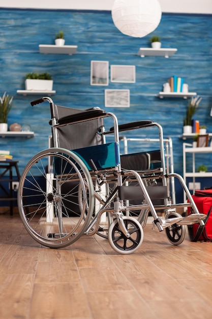 Fauteuil roulant dans la chambre de la maison de retraite pour faciliter la mobilité et la récupération. Objet conçu pour aider les personnes handicapées physiques à se déplacer d'un espace à un autre, lieu convivial pour les personnes handicapées.