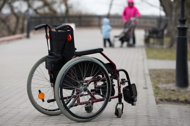 Fauteuil roulant dans la rue