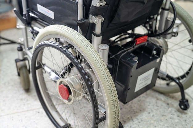 Le fauteuil roulant électrique avec batterie pour le patient âgé ne peut pas marcher ou désactiver des personnes.