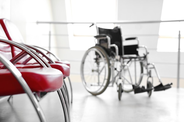 Fauteuil roulant moderne vide à l'hôpital