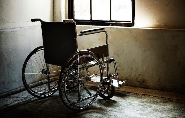 Fauteuil roulant vide dans une chambre