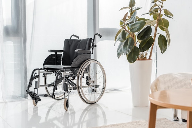 Fauteuil roulant vide dans une maison de retraite