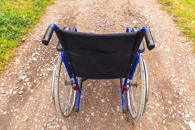 Fauteuil roulant vide debout sur la route en attente de services aux patients fauteuil roulant pour personnes avec di...