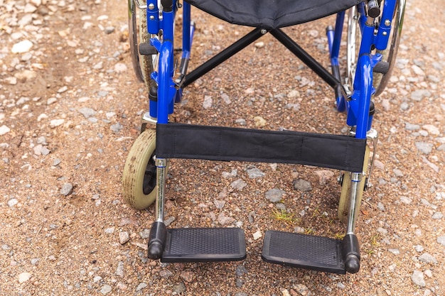Fauteuil roulant vide debout sur la route en attente de services aux patients fauteuil roulant pour personnes avec di...