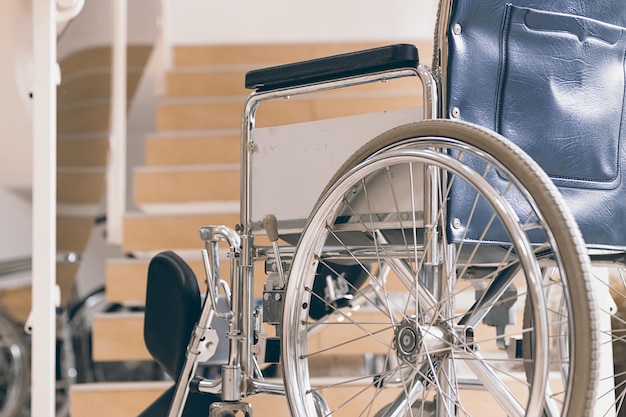 Fauteuil Roulant Vide Et Escaliers. La Réalité De L'accessibilité Handicapée.