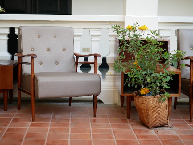 Fauteuil sur la terrasse du restaurant café café