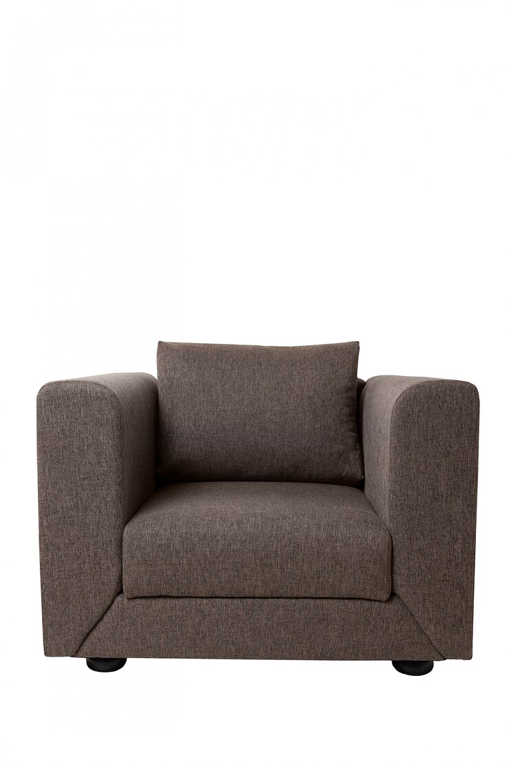 Fauteuil en tissu marron moderne isolé sur blanc.