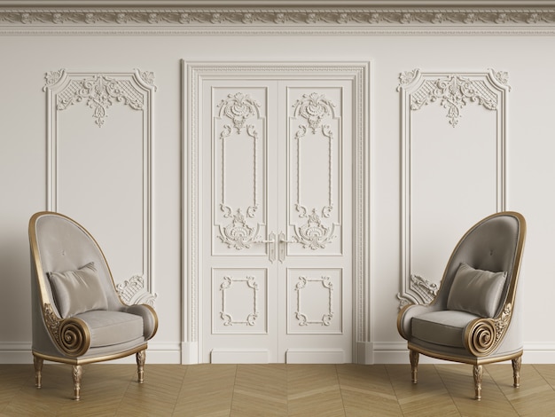 Fauteuils baroques classiques dans un intérieur classique. Murs avec moulures et corniche décorée