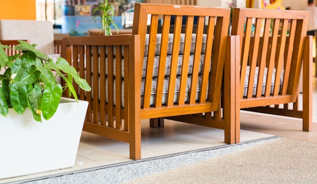 Fauteuils avec oreillers, style intérieur