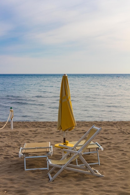 Photo des fauteuils de pont sur la plage contre le ciel