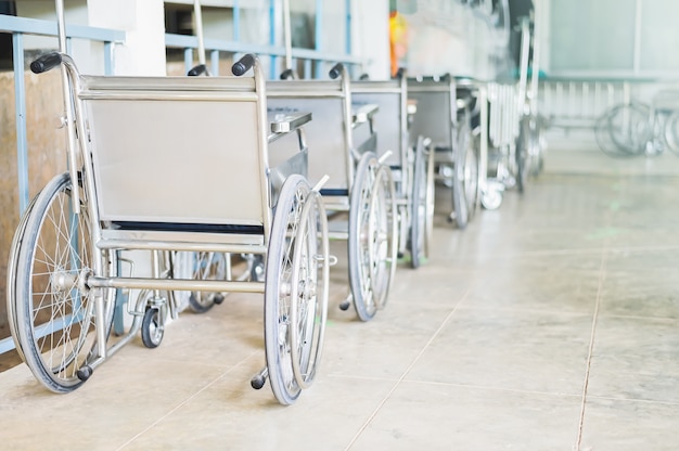 Fauteuils roulants à l'hôpital, fauteuils roulants en attente de services aux patients. avec espace de copie léger sur la zone gauche