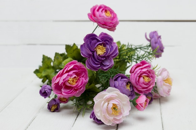 Faux bouquet de fleurs isolé sur fond blanc.