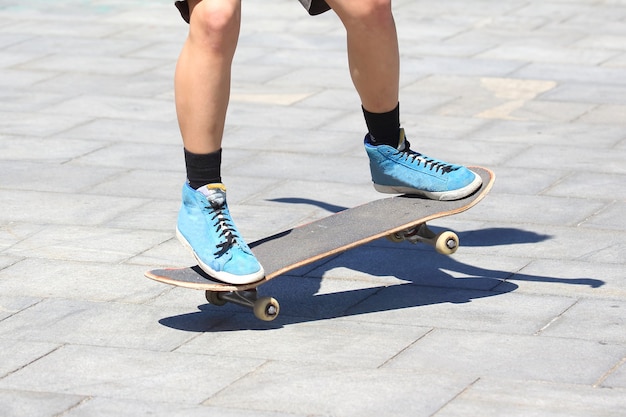 Feet girls skateboard dans la ville