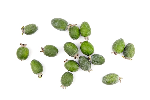 Feijoa acca fruit ou ananas goyave isolé sur fond blanc vue de dessus