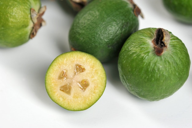 Feijoa fruits entiers et coupés