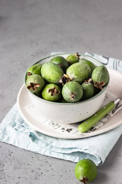 Photo feijoa vert. baies de la famille des goyaves. fruit exotique. nourriture végétarienne saine.