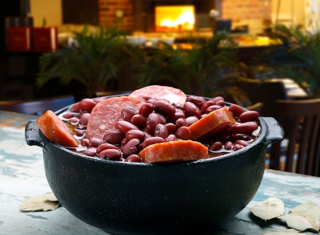 Feijoada aux haricots violets