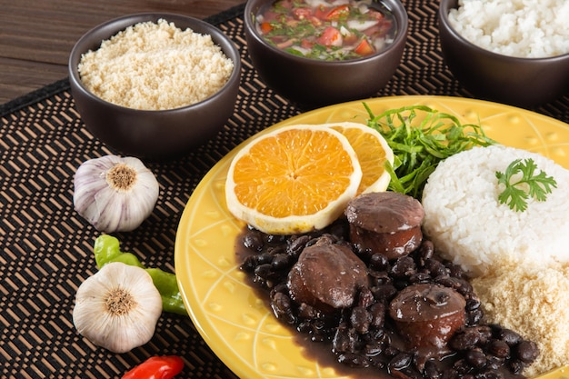 Feijoada cuisine brésilienne typique. Cuisine traditionnelle brésilienne à base de haricots noirs.