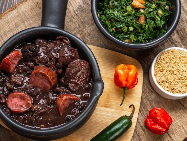 FEIJOADA cuisine brésilienne typique et traditionnelle accompagnée de Caipirinha et de bière