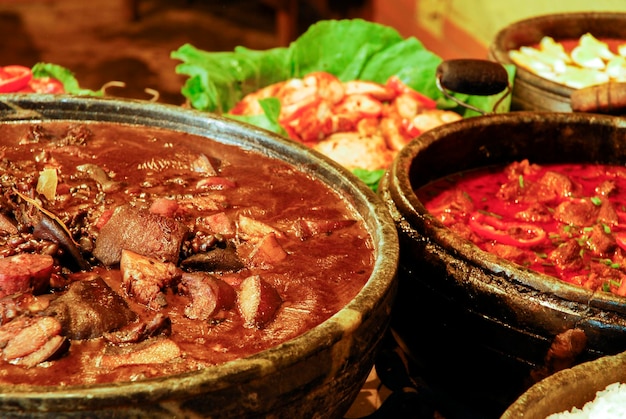 Feijoada cuite au feu de bois avec riz et farofa