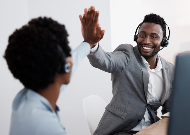 Photo félicitations et succès avec le personnel de soutien ou le personnel du service à la clientèle travaillant ensemble dans un centre d'appels conclusion d'un accord faire une vente résoudre un problème pour aider et assister en ligne