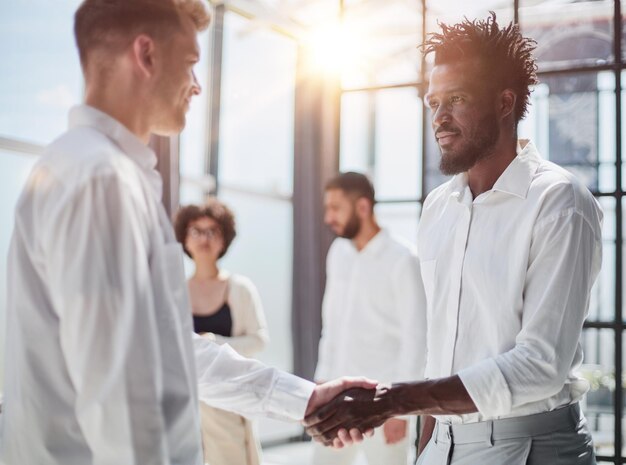 Photo féliciter les nouveaux partenaires dans un bureau moderne