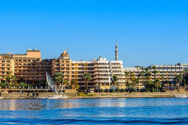 Photo felouques près de la rive du nil à louxor egypte