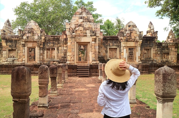 Female Traveler Visiter Prasat Sdok Kok Thom Complexe du Temple Khmer dans la province de Sa Kaeo en Thaïlande