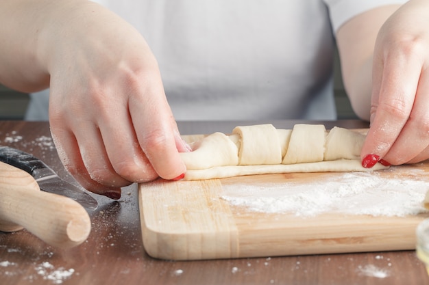 Femelle façonne la pâte avec vos mains pour les cookies