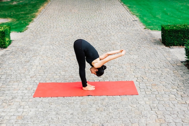 La femelle fait du yoga à l'arrière-plan de la ville de Prague