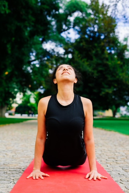 La femelle fait du yoga à l'arrière-plan de la ville de Prague