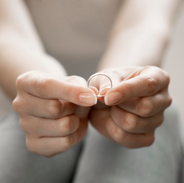 Photo femelle montrant la bague de mariage