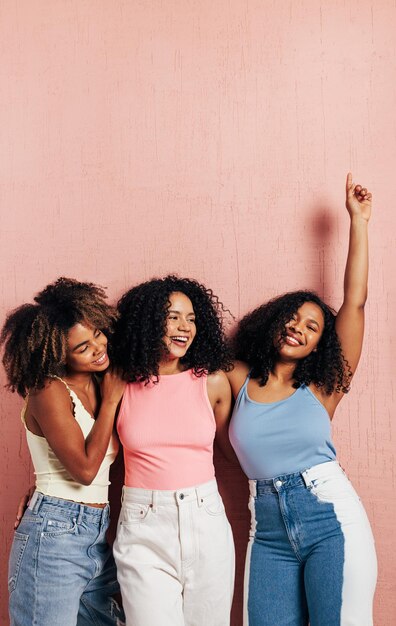 Photo des femelles souriantes contre le mur