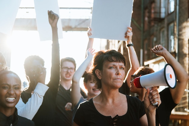 Féministe avec un mégaphone lors d&#39;une manifestation