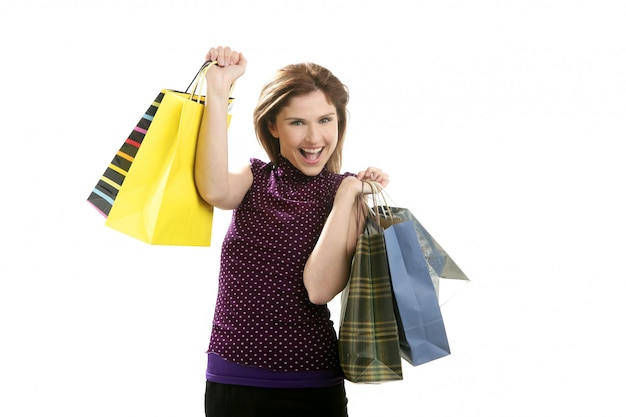 Femme accro du shopping avec des sacs colorés sur blanc