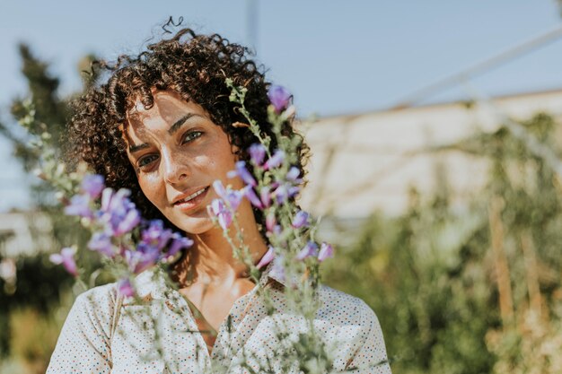 Photo femme, achat, fleurs, pépinière