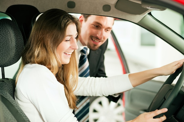 Femme, achat, voiture, à, vendeur