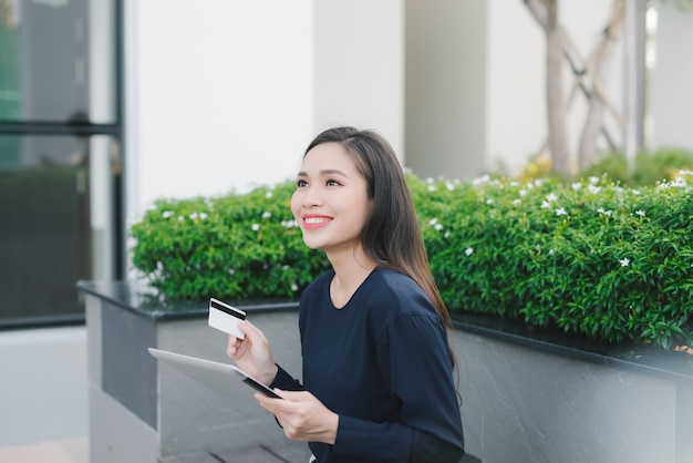 Femme d'achats sur Internet en ligne avec tablet pc et carte de crédit